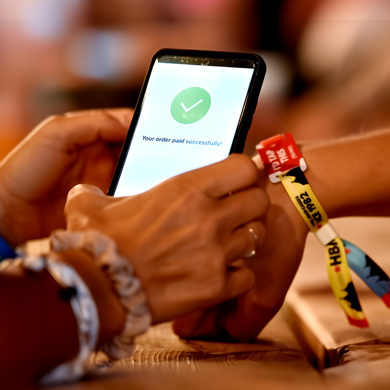 Bartender using Billfold on phone